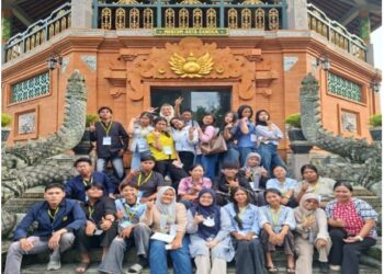 Hujan Februari di Istana Maskerdam: Ziarah Romantis KEMAS UNUD di Situs Puri Agung Karangasem