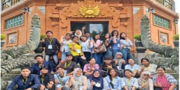 Hujan Februari di Istana Maskerdam: Ziarah Romantis KEMAS UNUD di Situs Puri Agung Karangasem