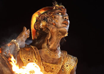 Retakan, Api, dan Cara Melihat Diri Sendiri — Membaca Ogoh-ogoh ‘Sapa Warang’ Karya Marmar Herayukti