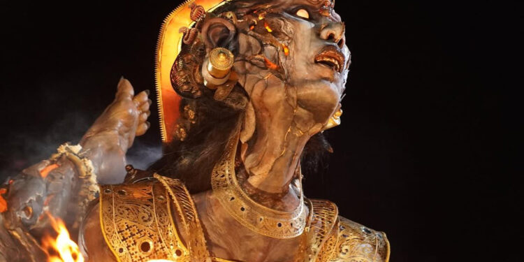 Retakan, Api, dan Cara Melihat Diri Sendiri — Membaca Ogoh-ogoh ‘Sapa Warang’ Karya Marmar Herayukti