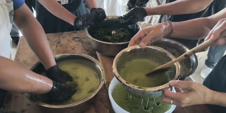 Serunya Belajar Ngulet Daluman di Pasar Intaran