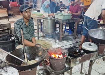 Menikmati Sate Klatak, Menikmati Malam di Pasar Wonokromo Bantul