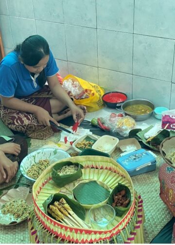 Merawat Tradisi dari Ruang Kelas: Semarak Lomba Ngelawar dan Membuat Gebogan di SMK Kesehatan Bali Medika Denpasar
