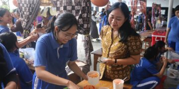 Stan Kreatif dan Gelar Karya Jadi Cara Siswa SMK Kesehatan Bali Medika Denpasar Memaknai Hari Kartini