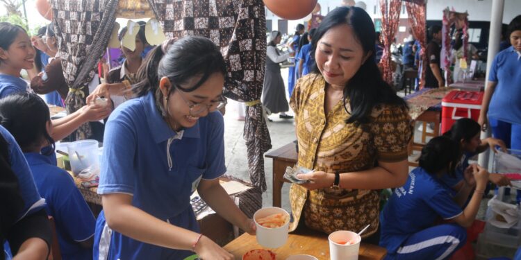 Stan Kreatif dan Gelar Karya Jadi Cara Siswa SMK Kesehatan Bali Medika Denpasar Memaknai Hari Kartini