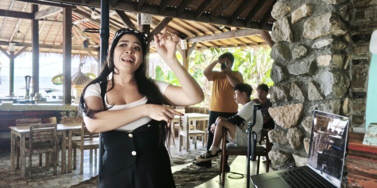 Nge’DJ dengan Dadong Dauh, Siapa Takut?