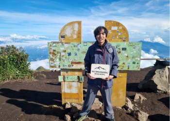 Di Atas Awan, di Puncak Merbabu, Kami Menemukan Diri