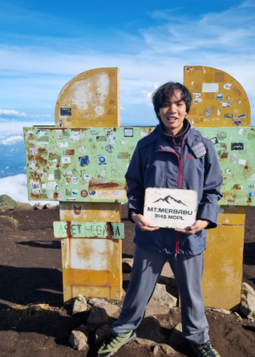 Di Atas Awan, di Puncak Merbabu, Kami Menemukan Diri