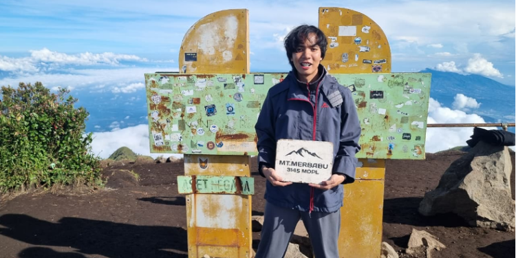 Di Atas Awan, di Puncak Merbabu, Kami Menemukan Diri