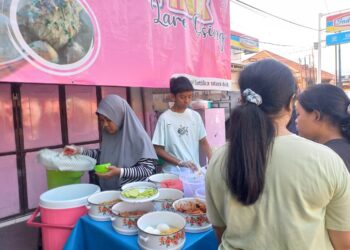 Seporsi Nasi Cokot dan Senyum Fadillah —Menggigit Harapan di Trotoar Dewi Sartika Singaraja