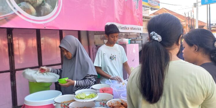 Seporsi Nasi Cokot dan Senyum Fadillah —Menggigit Harapan di Trotoar Dewi Sartika Singaraja