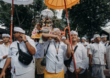 Membasuh Jiwa di Segara —Catatan dari Iring-iringan Melasti Desa Adat Buleleng