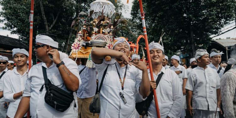 Membasuh Jiwa di Segara —Catatan dari Iring-iringan Melasti Desa Adat Buleleng
