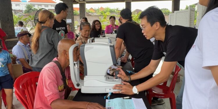 ‘Vision for All’ Hadirkan Penglihatan Lebih Jelas, 1000 Kacamata Resep bagi Warga Jimbaran