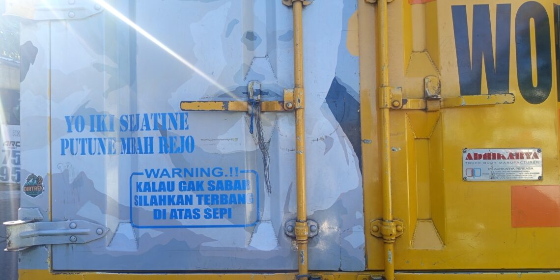 Terbang di Atas Sepi