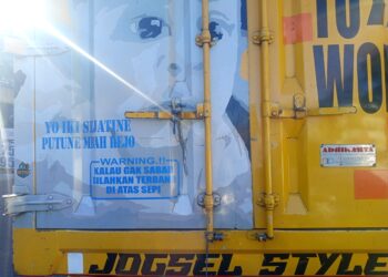 Terbang di Atas Sepi