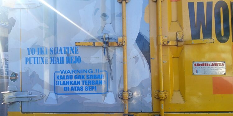 Terbang di Atas Sepi