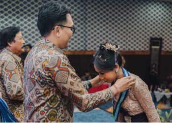 Mawar dan Air Mata Haru di Pelepasan Angkatan Ke-15 SMK Kesehatan Bali Medika Denpasar