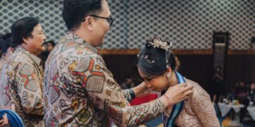 Mawar dan Air Mata Haru di Pelepasan Angkatan Ke-15 SMK Kesehatan Bali Medika Denpasar