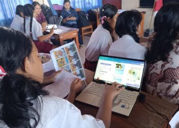 Dari Cerita Bergambar ke Dunia Digital: Cara Mahasiswa Pascasarjana Undiksha Menanamkan Literasi di SD Negeri 7 Kampung Baru, Singaraja