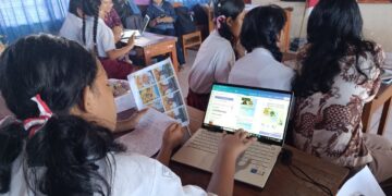 Dari Cerita Bergambar ke Dunia Digital: Cara Mahasiswa Pascasarjana Undiksha Menanamkan Literasi di SD Negeri 7 Kampung Baru, Singaraja