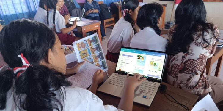Dari Cerita Bergambar ke Dunia Digital: Cara Mahasiswa Pascasarjana Undiksha Menanamkan Literasi di SD Negeri 7 Kampung Baru, Singaraja