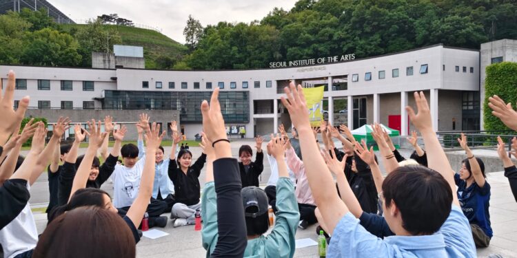 Dilatih Prof. Dibia, Mahasiswa Korea Siap Pentaskan Kecak di Pesta Kesenian Bali 2026