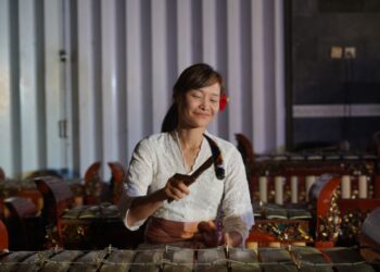 Mebarung Gong Kebyar Lintas Benua, Kanada dan Banjar Paketan di Singaraja Bertukar Budaya Lewat Gamelan