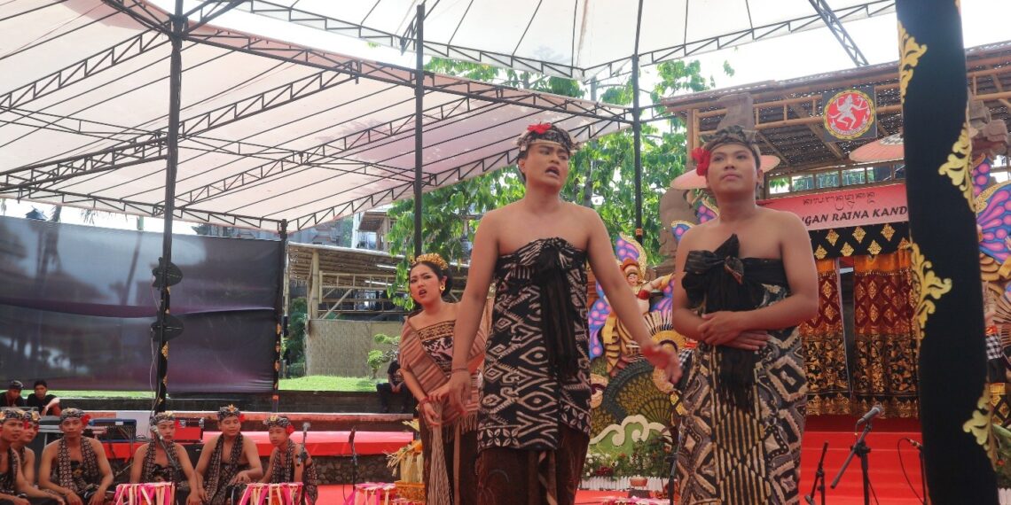 Ketika Sastra Menyatukan Dua Saudara dalam “Putra Cahyaning Kulawandu Wandawa” —Taman Penasar Duta Kabupaten Klungkung di Pesta Kesenian Bali 2026