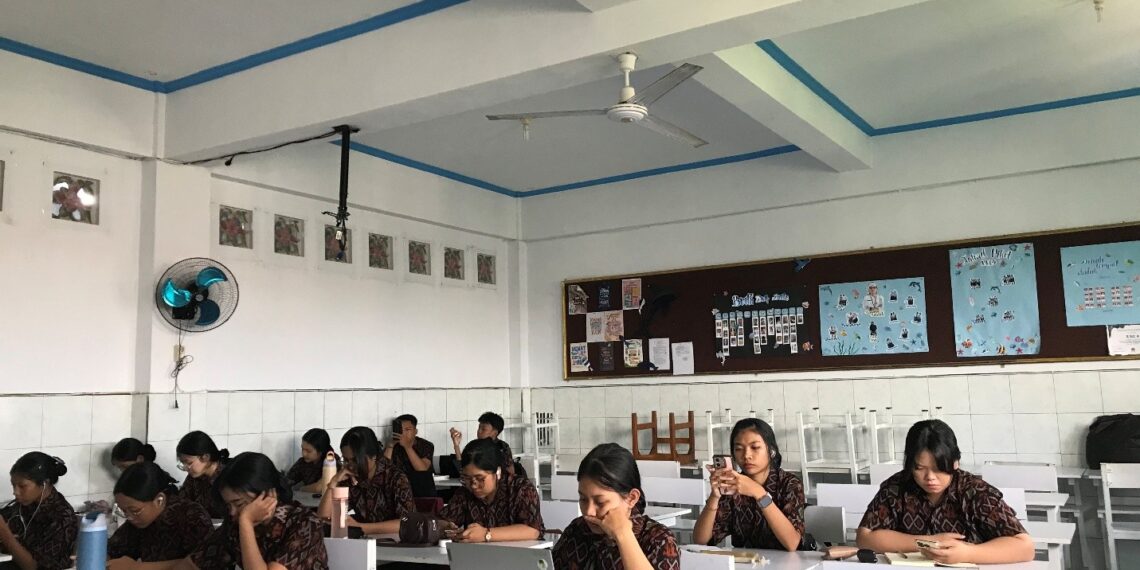 Perkuat Kompetensi Berbahasa Indonesia, 449 Siswa SMKS Kesehatan Bali Medika Denpasar Ikuti UKBI Adaptif