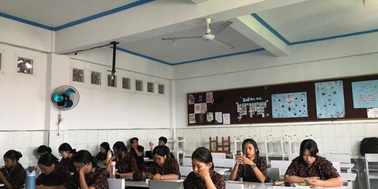 Perkuat Kompetensi Berbahasa Indonesia, 449 Siswa SMKS Kesehatan Bali Medika Denpasar Ikuti UKBI Adaptif