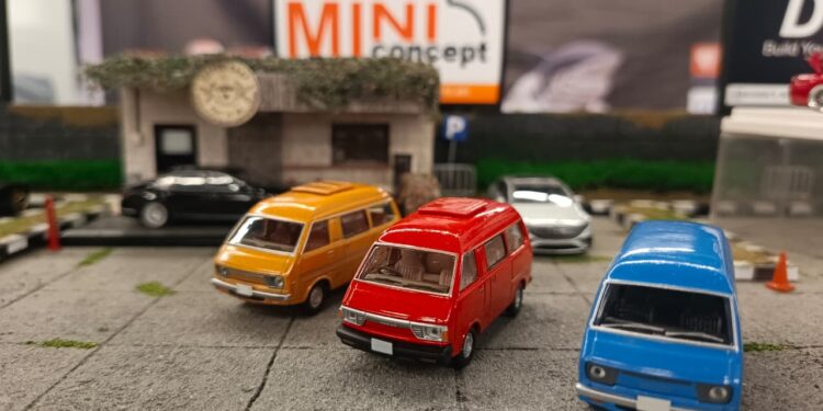 Mengagumi Mobil Mini