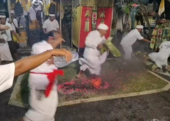 ‘Lambuk Baa’ di Pura Parerepan Samuan Tiga: Ritus Api di Tengah Kota Denpasar