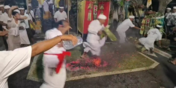 ‘Lambuk Baa’ di Pura Parerepan Samuan Tiga: Ritus Api di Tengah Kota Denpasar