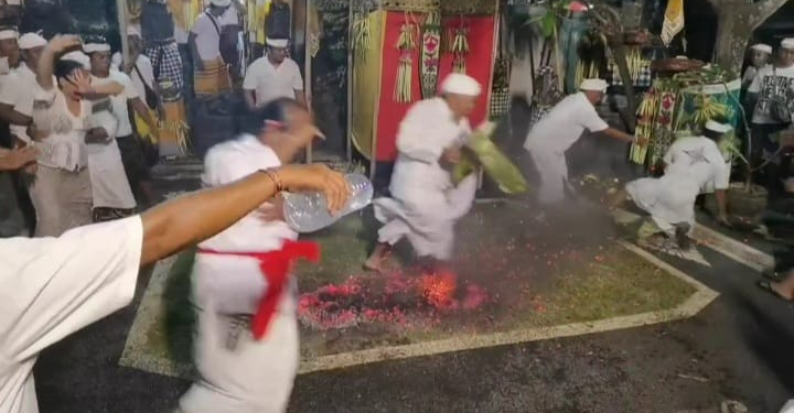 ‘Lambuk Baa’ di Pura Parerepan Samuan Tiga: Ritus Api di Tengah Kota Denpasar
