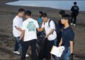 Beach Cleaning di Pantai Mertasari, Aksi Peduli Lingkungan Mahasiswa Fakultas Vokasi IPB Internasional