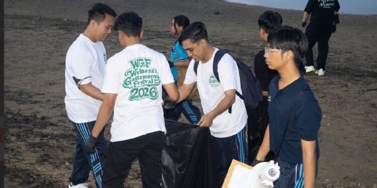 Beach Cleaning di Pantai Mertasari, Aksi Peduli Lingkungan Mahasiswa Fakultas Vokasi IPB Internasional