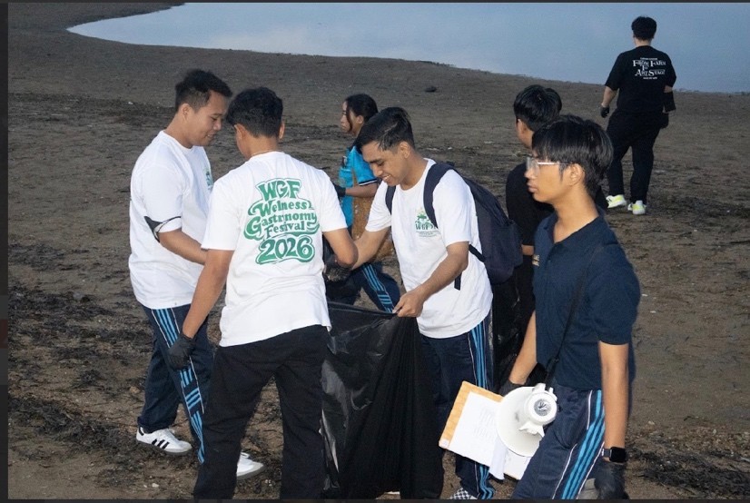 Beach Cleaning di Pantai Mertasari, Aksi Peduli Lingkungan Mahasiswa Fakultas Vokasi IPB Internasional