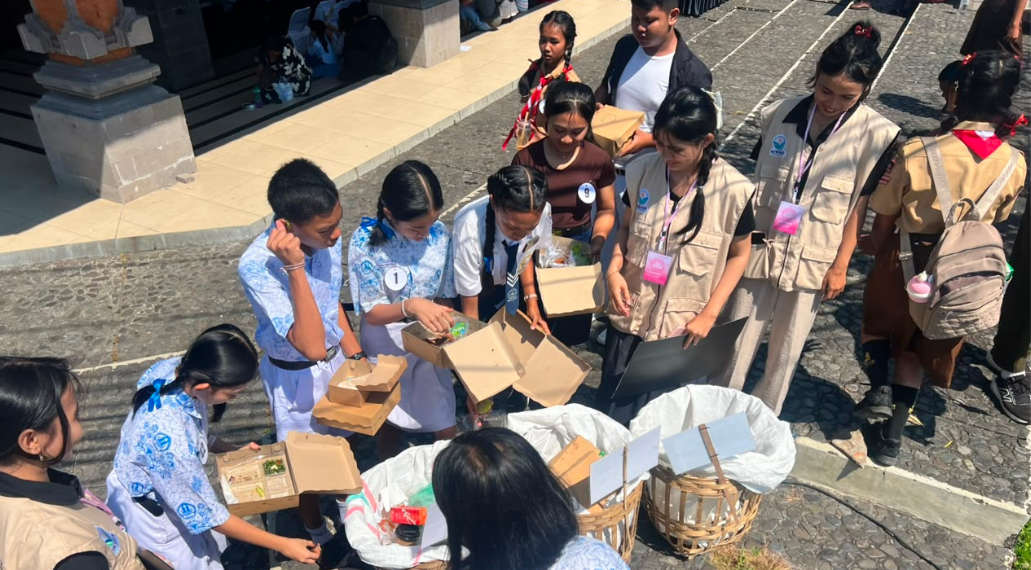 Bagai Pasukan Perang, Tim Volunteer AVIRAMA “Kejar Sampah” di Singaraja Literary Festival 2026