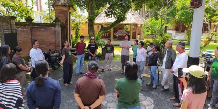 Belajar Mendengarkan Bumi: Refleksi dari Workshop Biodinamik di Griya Yangloni, Gianyar