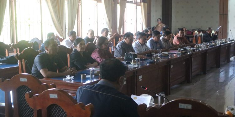 Rapat Bersama TAPD, Banggar DPRD Buleleng Bahas Ranperda Pertanggungjawaban APBD 2025 dan Penyehatan BUMD 