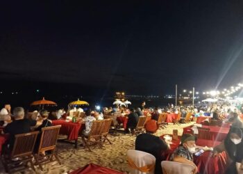 Pantai Jimbaran dengan Kafe Ikan Bakarnya  