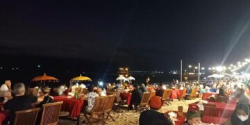 Pantai Jimbaran dengan Kafe Ikan Bakarnya