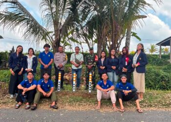 Tikungan Desa Taro Dilengkapi Reflektor, Mahasiswa KKN-PPM XXXIII Udayana Dorong Keselamatan Pengguna Jalan