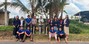 Tikungan Desa Taro Dilengkapi Reflektor, Mahasiswa KKN-PPM XXXIII Udayana Dorong Keselamatan Pengguna Jalan