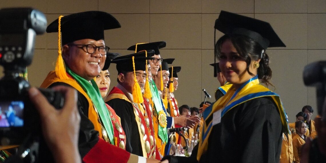 UPMI Bali Lepas 237 Wisudawan, Rektor Ingatkan Gelar Bukan Sekadar untuk Dipajang