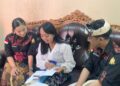 Duta Bahasa Provinsi Bali Serahkan Model Pembelajaran Serasi kepada SLB Negeri 2 Denpasar
