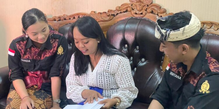 Duta Bahasa Provinsi Bali Serahkan Model Pembelajaran Serasi kepada SLB Negeri 2 Denpasar