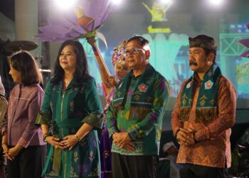 Syal Endek Tunjung Ungu untuk Bupati Nyoman Sutjidra di Panggung Bulfest 2026: Dekranasda Buleleng Dorong Wastra Lokal Mendunia