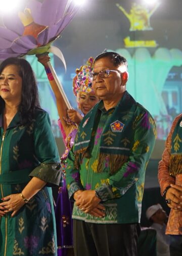 Syal Endek Tunjung Ungu untuk Bupati Nyoman Sutjidra di Panggung Bulfest 2026: Dekranasda Buleleng Dorong Wastra Lokal Mendunia